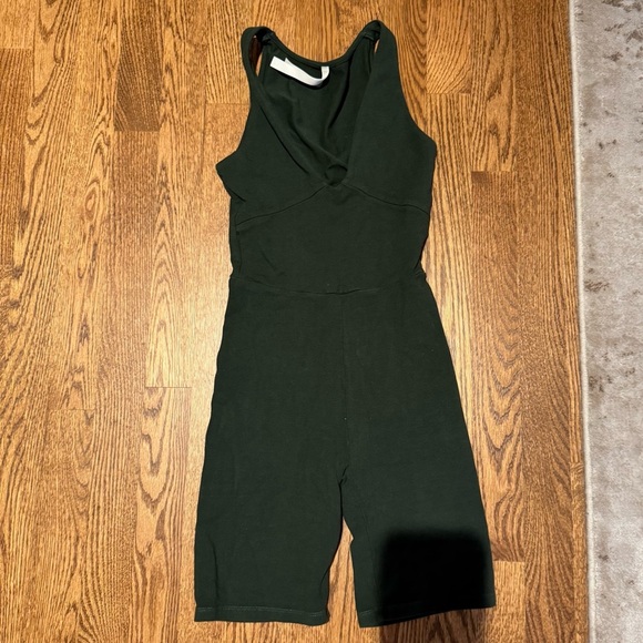Babaton Aritzia VNeck contour Romper- Bodysuit Green Sleeveless Shorts XS - Picture 2 of 8